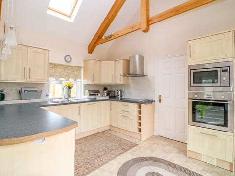 Cottage | Private kitchen | Fridge, dishwasher, electric kettle, toaster