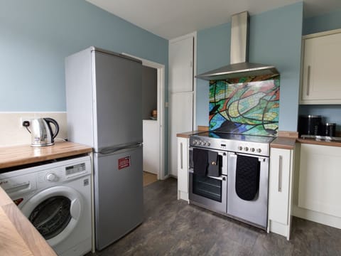 Cottage | Private kitchen | Dishwasher, cookware/dishes/utensils