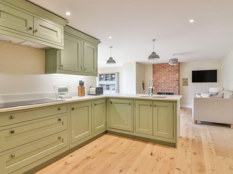 Cottage | Private kitchen | Dishwasher, electric kettle, toaster, highchair