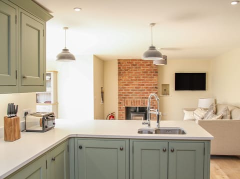 Cottage | Private kitchen | Dishwasher, electric kettle, toaster, highchair