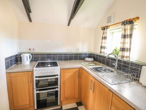 Cottage | Private kitchen | Fridge, microwave, stovetop, cookware/dishes/utensils