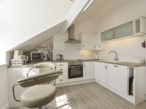 Cottage | Private kitchen | Microwave, dishwasher, electric kettle, toaster