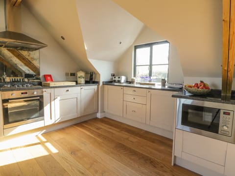 Cottage | Private kitchen | Electric kettle, toaster, highchair, cookware/dishes/utensils