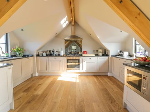 Cottage | Private kitchen | Electric kettle, toaster, highchair, cookware/dishes/utensils