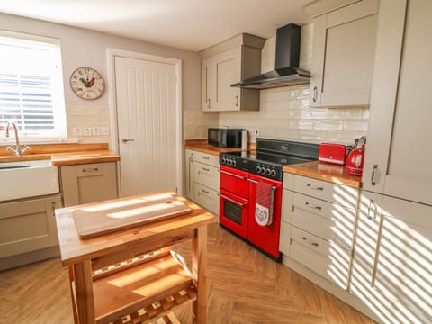 Cottage | Private kitchen | Fridge, microwave, dishwasher, cookware/dishes/utensils