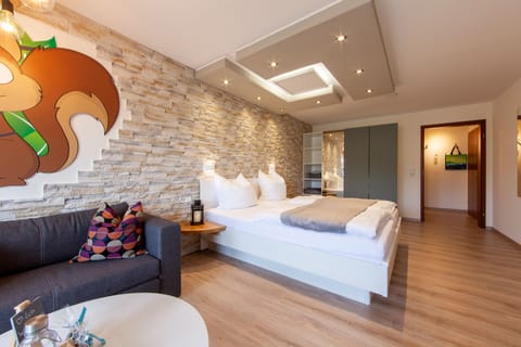 Adventure Suiten | Blackout drapes, free WiFi, bed sheets