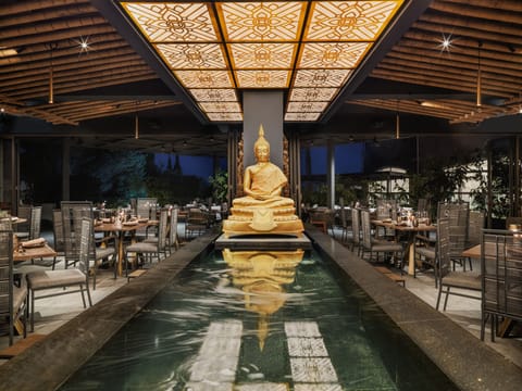 6 restaurants, lunch served
