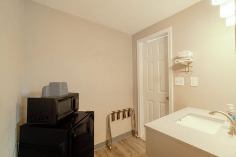 Room, 1 King Bed, Non Smoking | Bathroom | Free toiletries, hair dryer, towels