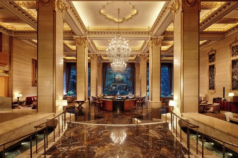 2 bars/lounges