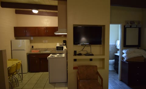 Full-size fridge, microwave, coffee/tea maker, toaster