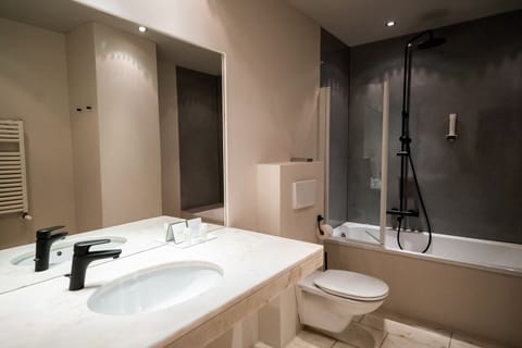 Junior Suite, Lake View (Superior) | Bathroom | Hair dryer, bathrobes, towels