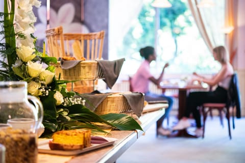 Daily continental breakfast (EUR 11 per person)