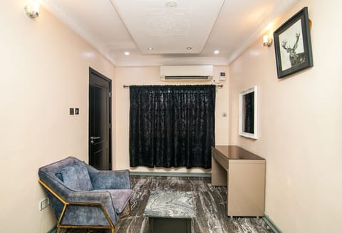 Standard Studio | Living area | 32-inch flat-screen TV with satellite channels, TV