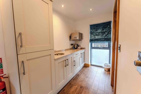 Deluxe Studio Suite (with private hot tub) | Private kitchen | Fridge, electric kettle, cookware/dishes/utensils