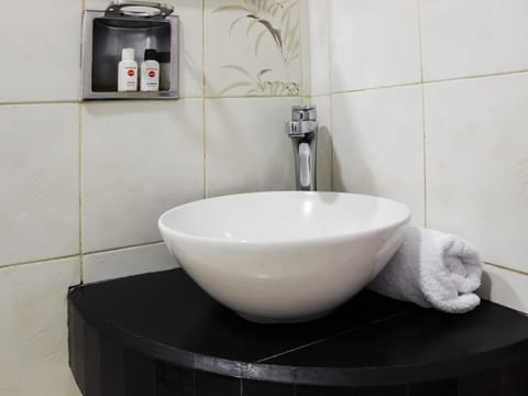 Superior Room | Bathroom | Shower, towels, soap, shampoo