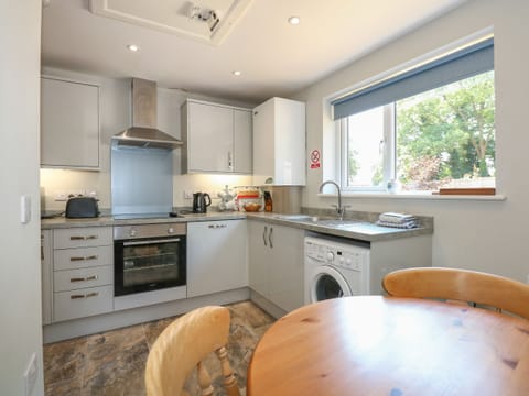 Cottage | Private kitchen | Dishwasher, cookware/dishes/utensils