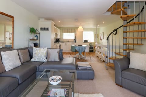 Cottage | Living area | Flat-screen TV, DVD player