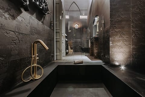 Superior Suite | Bathroom | Free toiletries, hair dryer, bathrobes, slippers