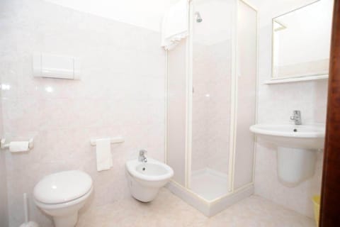 Shower, rainfall showerhead, free toiletries, hair dryer