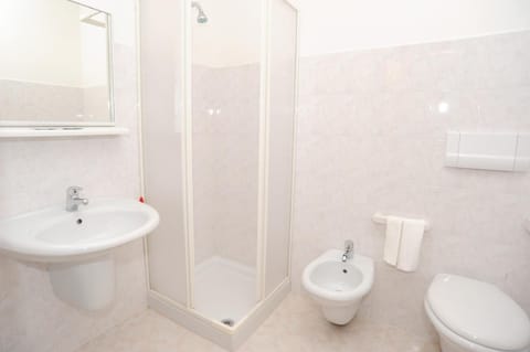 Shower, rainfall showerhead, free toiletries, hair dryer