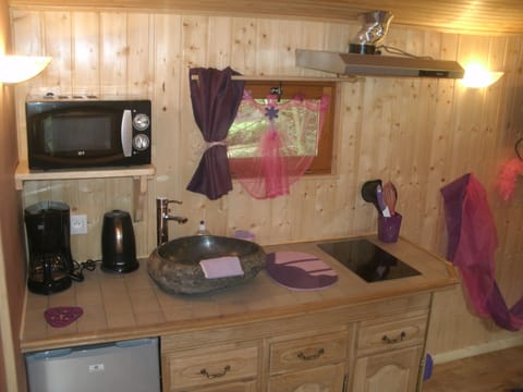 Private kitchenette | Mini-fridge, microwave, coffee/tea maker, electric kettle