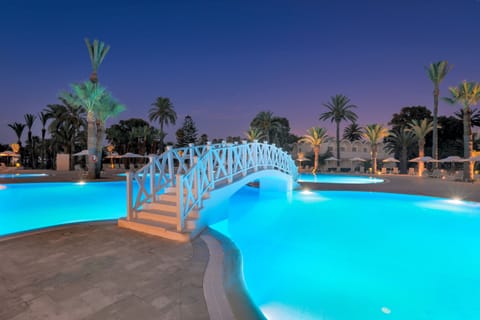 2 outdoor pools