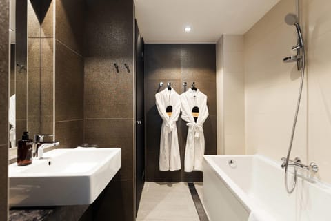 Junior Suite, Multiple Beds, Non Smoking | Bathroom | Free toiletries, hair dryer, towels, soap