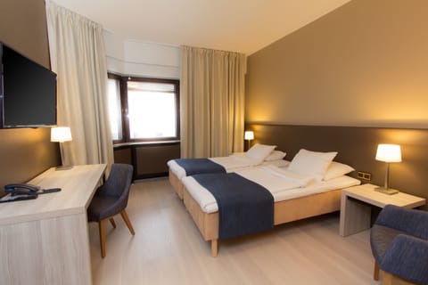 Standard Twin Room | In-room safe, desk, laptop workspace, blackout drapes