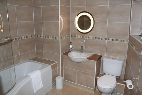 Blackout drapes, free WiFi, bed sheets