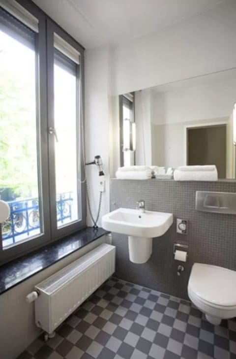 Rainfall showerhead, free toiletries, hair dryer, towels