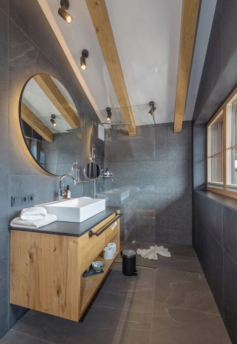 Comfort Double Room | Bathroom | Free toiletries, hair dryer, bathrobes, slippers