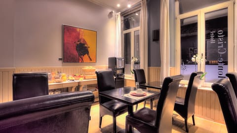 Daily continental breakfast (EUR 15 per person)