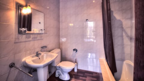 Combined shower/tub, deep soaking tub, rainfall showerhead