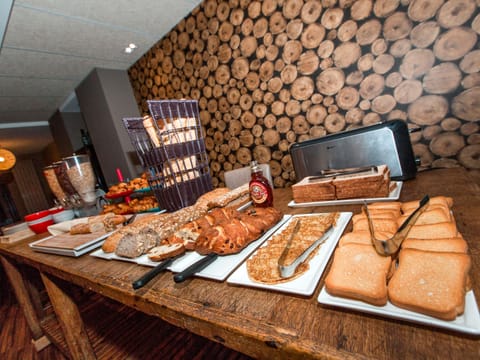 Breakfast and dinner served, French cuisine