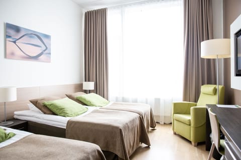 Basic Triple Room | Desk, laptop workspace, blackout drapes, soundproofing