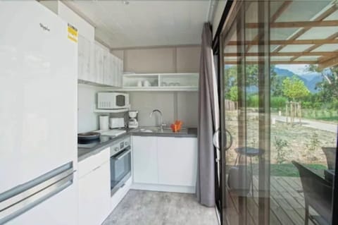 Chalet Natura T3 (4 Pax) | Private kitchen | Full-size fridge, microwave, oven, stovetop