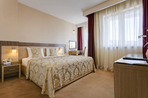 Minibar, in-room safe, individually decorated, individually furnished