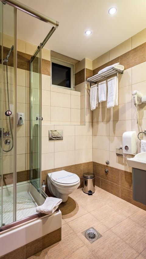 Minibar, in-room safe, individually decorated, individually furnished