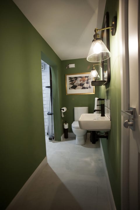 Exclusive Barn | Bathroom | Shower, designer toiletries, hair dryer, towels