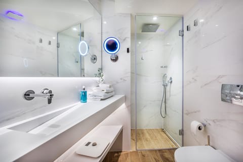 Family Suite, City View (Connected) | Bathroom | Designer toiletries, hair dryer, slippers, bidet