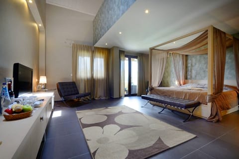 Superior Maisonette | Minibar, in-room safe, desk, laptop workspace