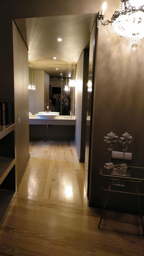 Shower, rainfall showerhead, free toiletries, hair dryer