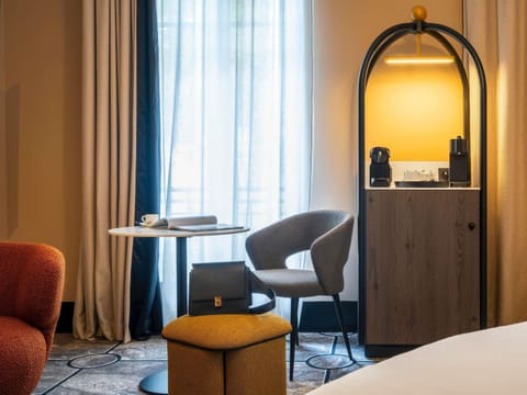 Deluxe Room, 1 King Bed | Minibar, in-room safe, desk, laptop workspace