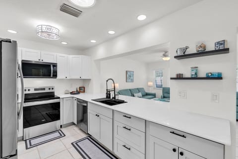 House, 3 Bedrooms | Private kitchen | Fridge, microwave, coffee/tea maker, toaster