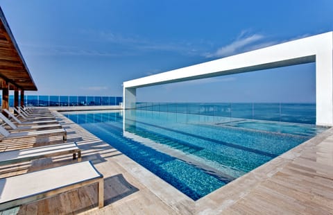 5 outdoor pools, free cabanas, pool umbrellas