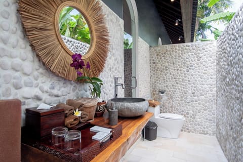 Super Deluxe Room | Bathroom | Free toiletries, hair dryer, bathrobes, slippers