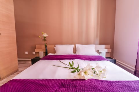 Comfort Single Room | Memory foam beds, desk, laptop workspace, iron/ironing board