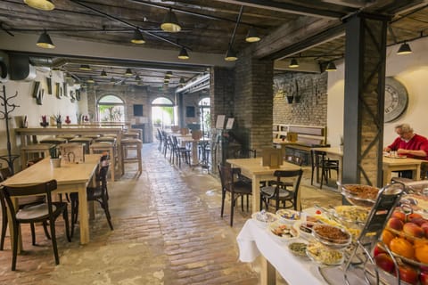 Breakfast, lunch and dinner served