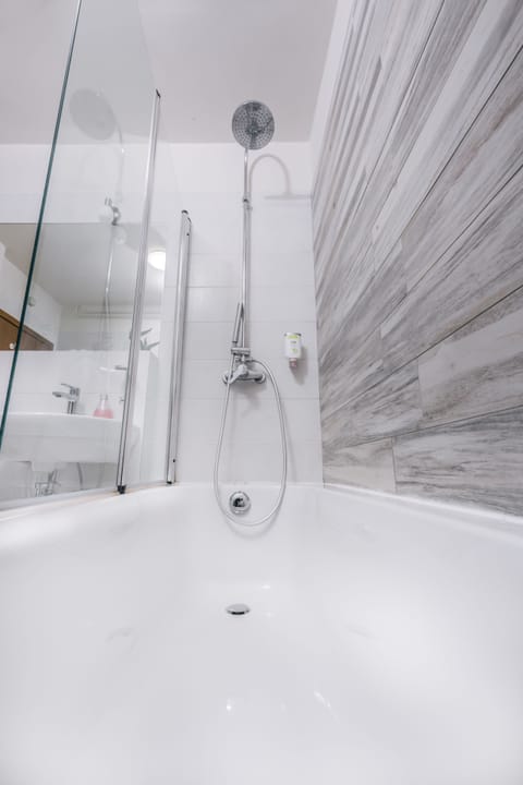 Comfort Double Room | Bathroom | Free toiletries, hair dryer, towels