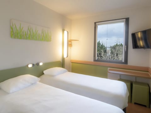 Twin Room, 2 Twin Beds | Desk, blackout drapes, soundproofing, free WiFi